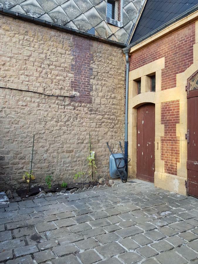 Appartement Atypique - 2 Chambres - Rue Calme Dans Centre Ville Sedan Dış mekan fotoğraf